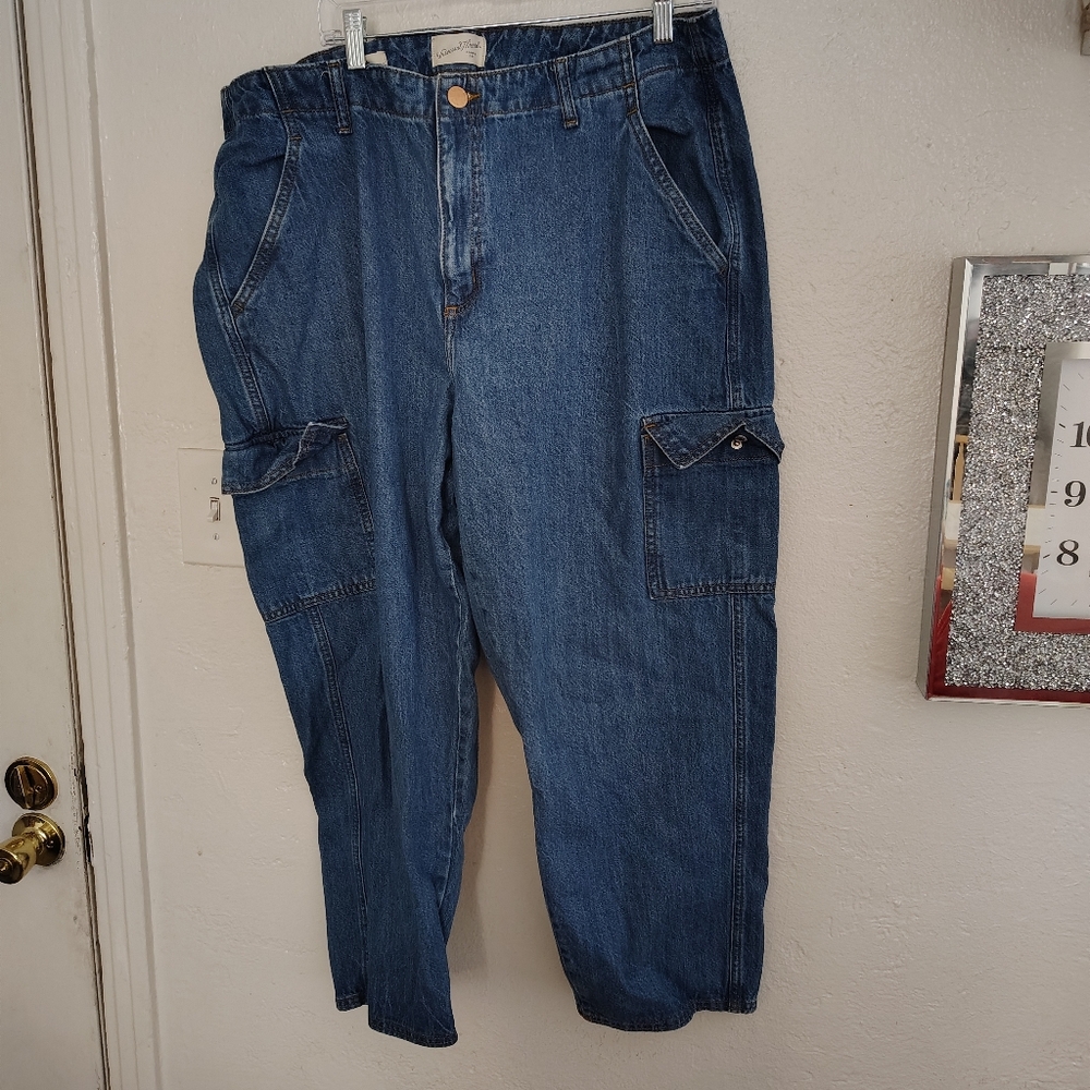 Universal Thread Blue Relaxed Jeans - Picture 4 of 5